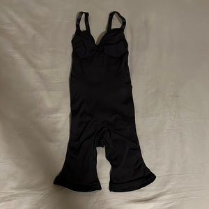 SKIMS SCULPTING BODYSUIT MID THIGH W. OPEN GUSSET